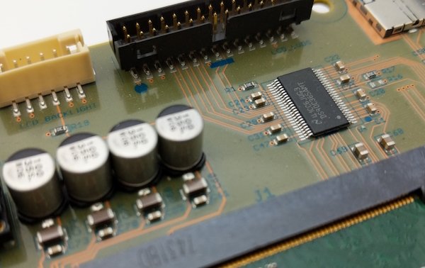 Decoupling capacitors ensure that this Texas Instruments LVDS convertor has smooth power. 